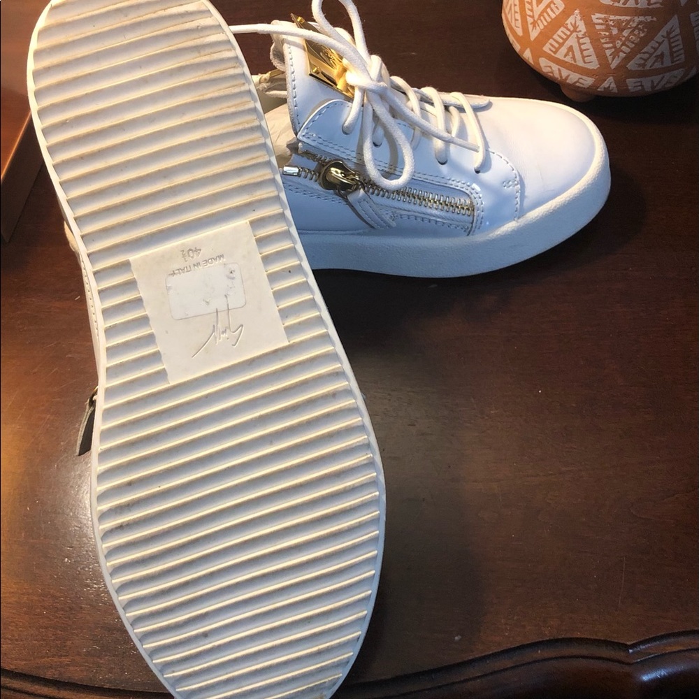 ❌❌❌White and Gold Women’s Giuseppe Zanotti Shoes❌❌❌ - Picture 3 of 10